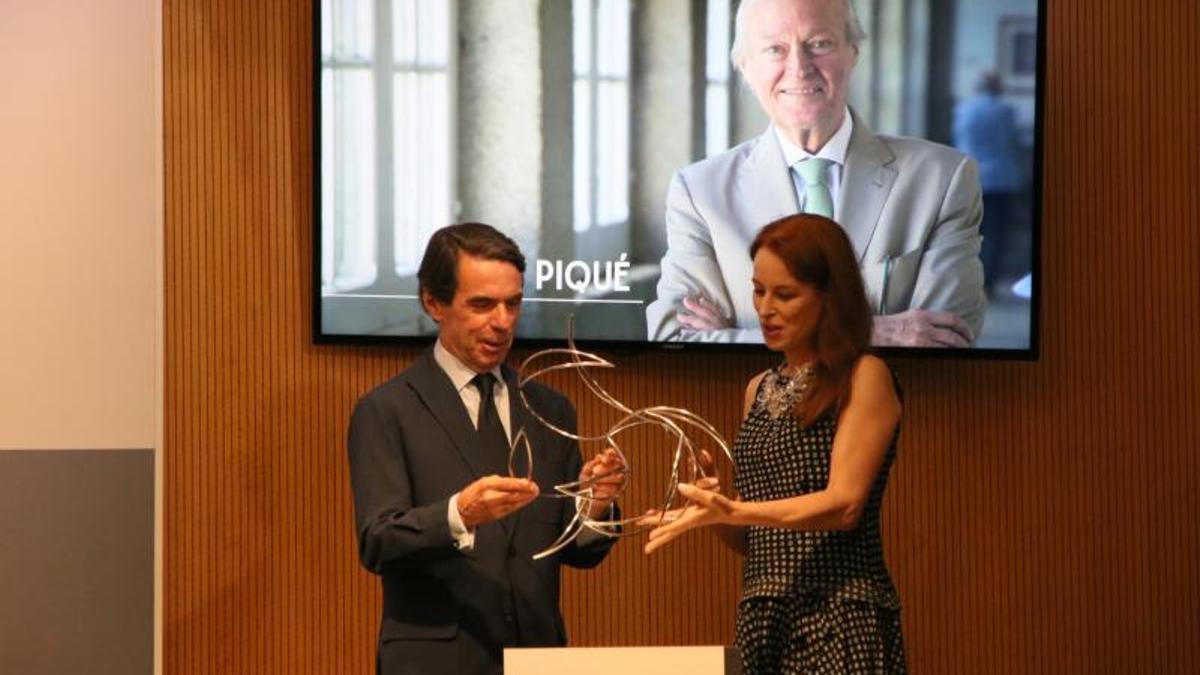 El expresidente espanyol, José María Aznar, entrega el premio FAES a la viuda de Josep Piqué, Gloria Lomana