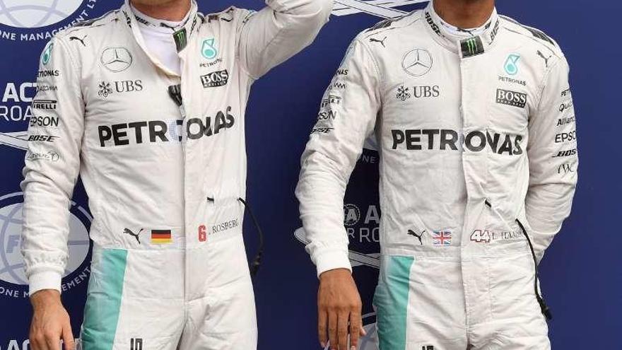 Rosberg y Hamilton, tras la calificación. // Efe