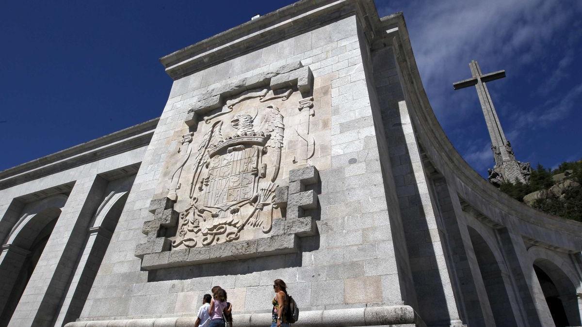 Escudo franquista en una esquina de la basílica del Valle de los Caídos.