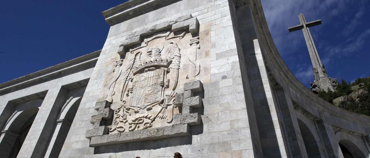 Escudo franquista en una esquina de la basílica del Valle de los Caídos.