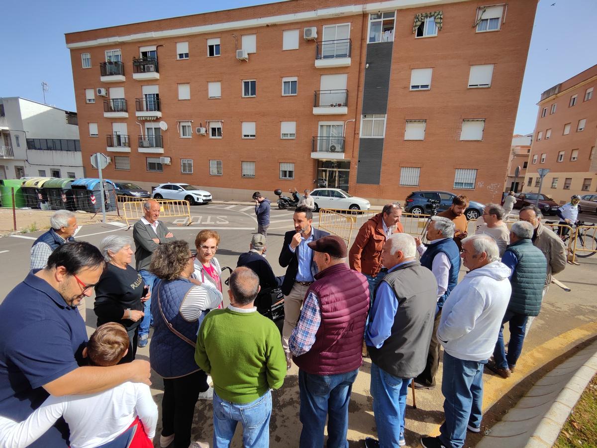 Los vecinos y representantes del grupo municipal socialista, ante la rotonda.