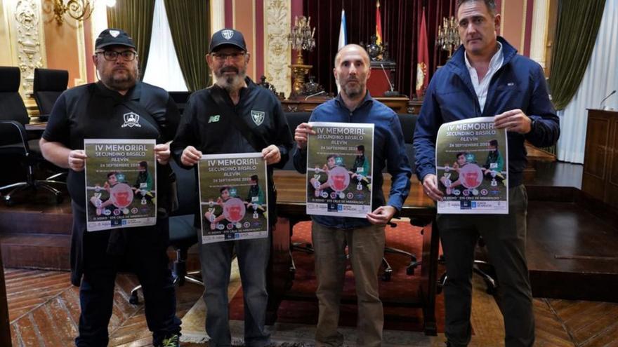 Los representantes institucionales con el cartel del torneo. |  // FDV