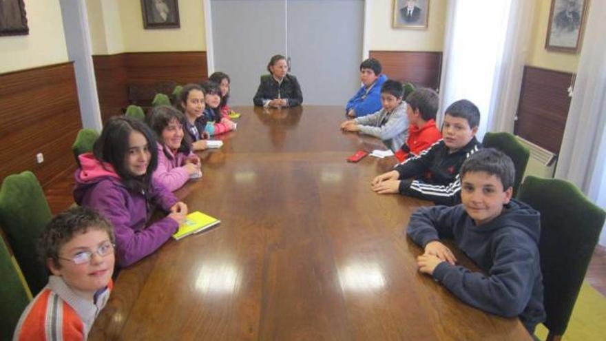 Los niños de sexto de Primaria de Pola de Allande visitan el Ayuntamiento