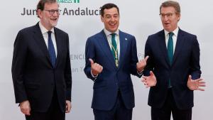 El presidente de la Junta de Andalucía, Juanma Moreno, junto al expresidente del Gobierno Mariano Rajoy y el presidente del PP, Alberto Núñez Feijóo.