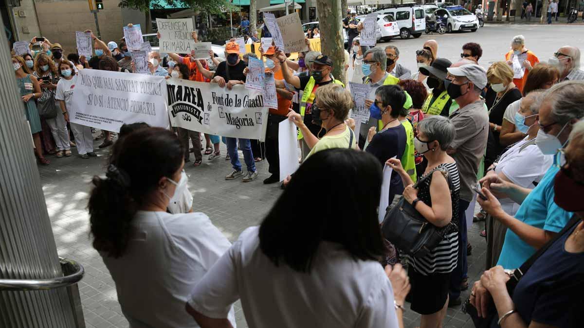 Concentración a favor de la sanidad catalana frente al CAP Manso, en Barcelona