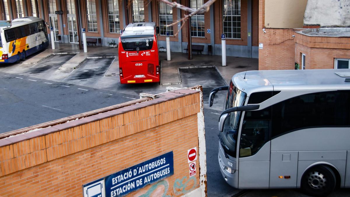Autobuses en la estación de Alcoy, con uno de los que presta el servicio a València estacionado.