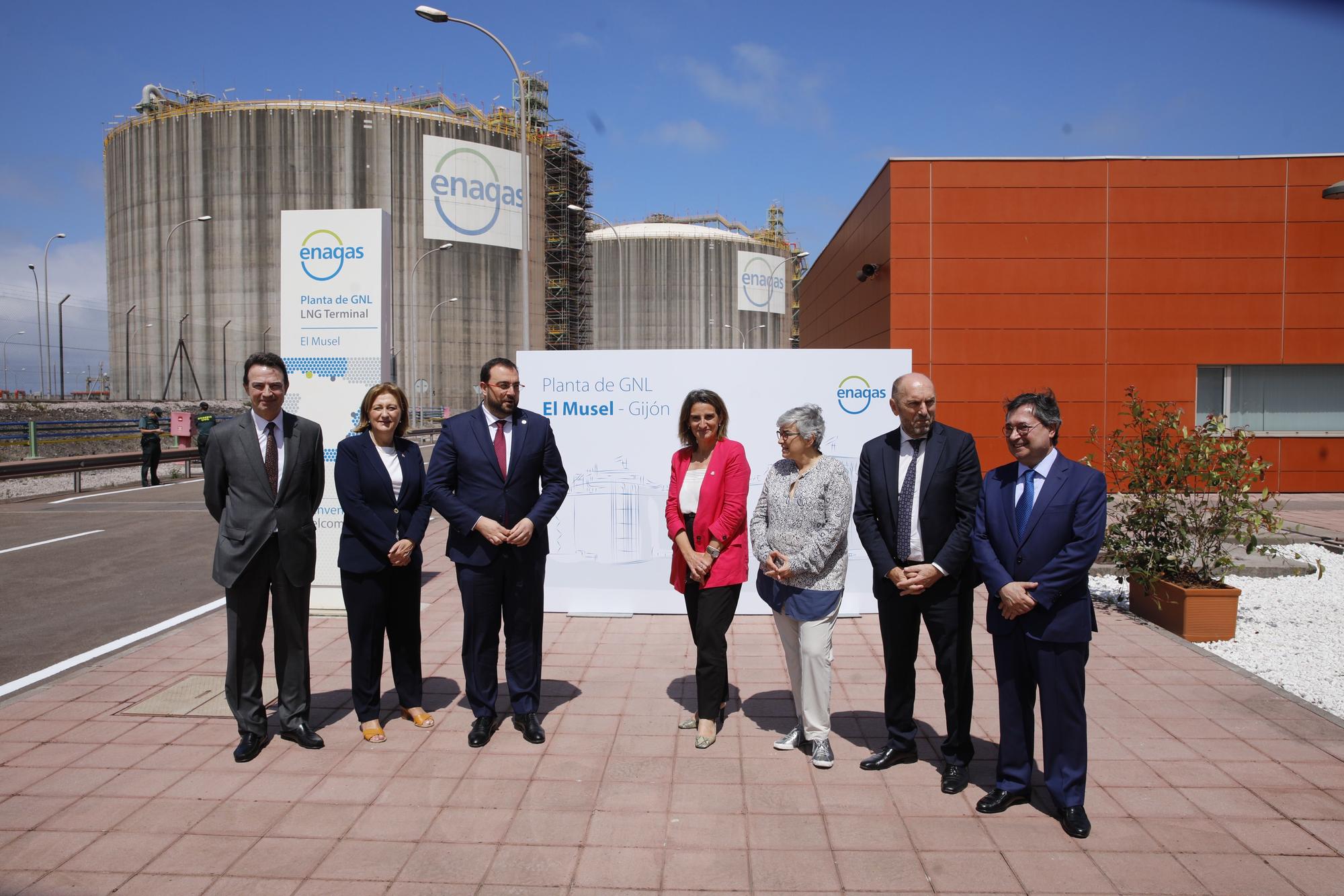 Teresa Ribera visita la planta regasificadora de El Musel