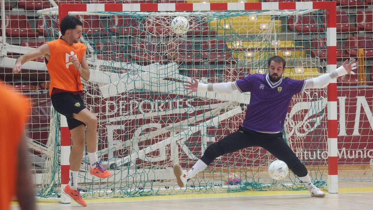 Zequi remata de cabeza ante Fabio en un entrenamiento del Córdoba Patrimonio Futsall.