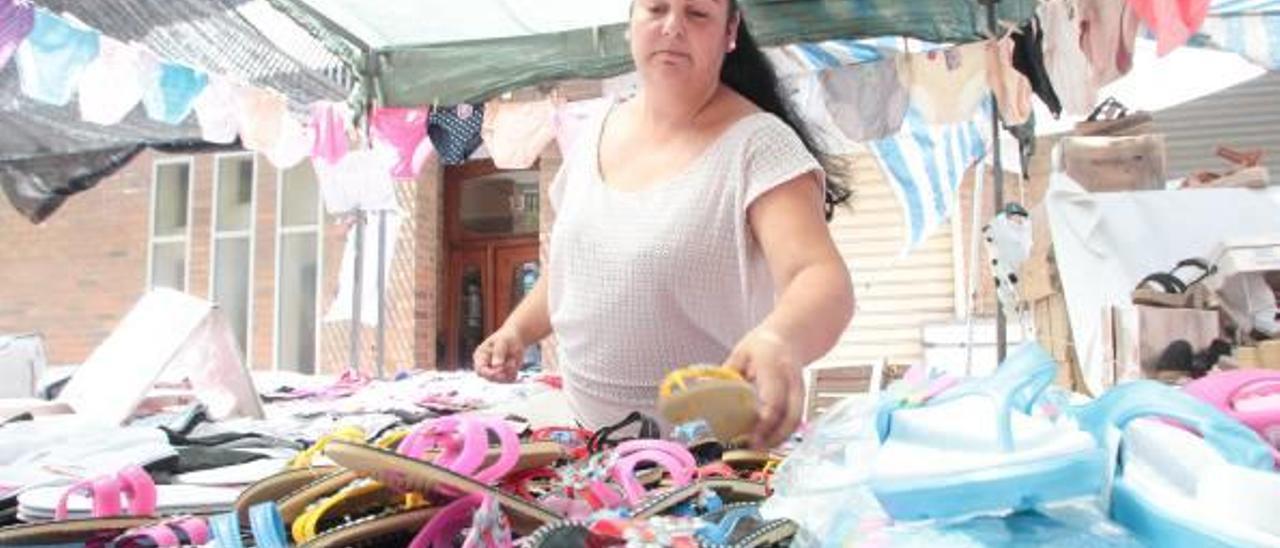 Remedios, trabajando en su puesto en uno de los mercadillos ambulantes de València en una imagen tomada ayer.