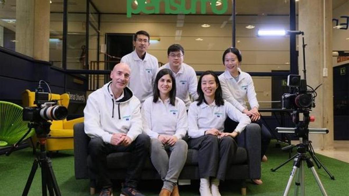José Luis Orós, fundador de Pensumo, con trabajadores de la plataforma en China José Luis Orós, fundador de Pensumo, con trabajadores de la plataforma en China