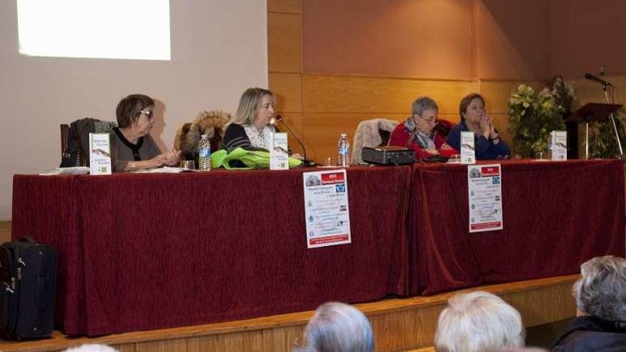 Renée Ribacoba, primera por la izquierda, con Yolanda Villanueva, Hilda Álvarez y Leocadia González, también en la mesa, en el acto.