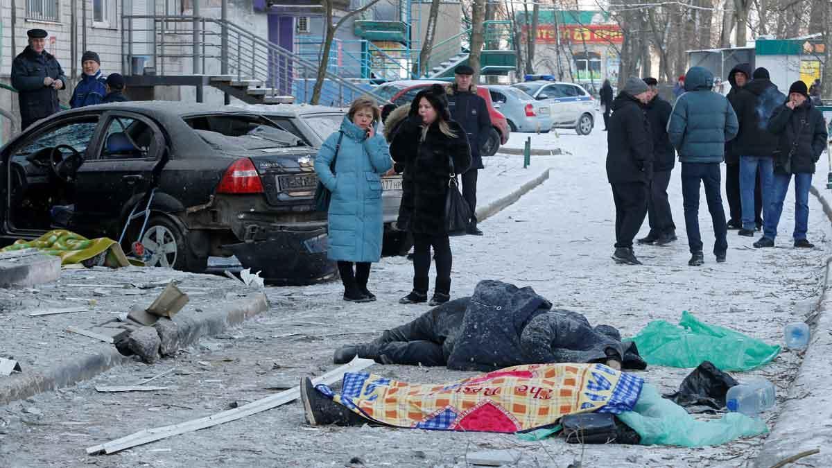 Los cuerpos de personas fallecidas en un bombardeo en un edificio residencial de Donetsk, en Ucrania, yacen en el suelo.