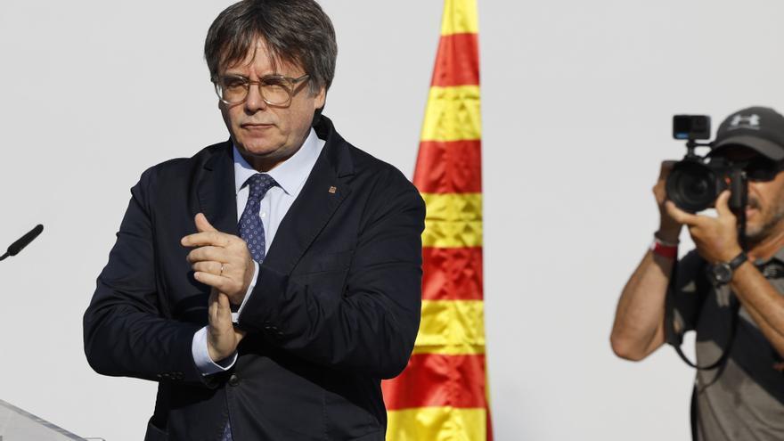 Carles Puigdemont reaparece en Barcelona, recibido por Rull