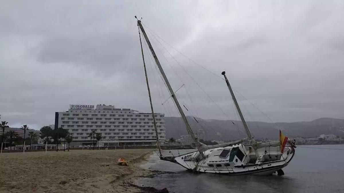 Das gestrandete Segelboot an der Playa Son Maties.