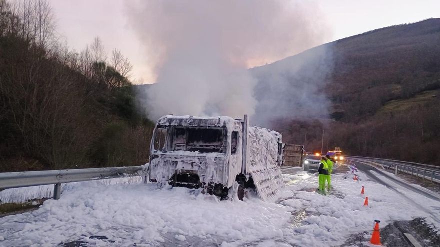 Arde en la autopista del Huerna un camión que transportaba siete toneladas madera