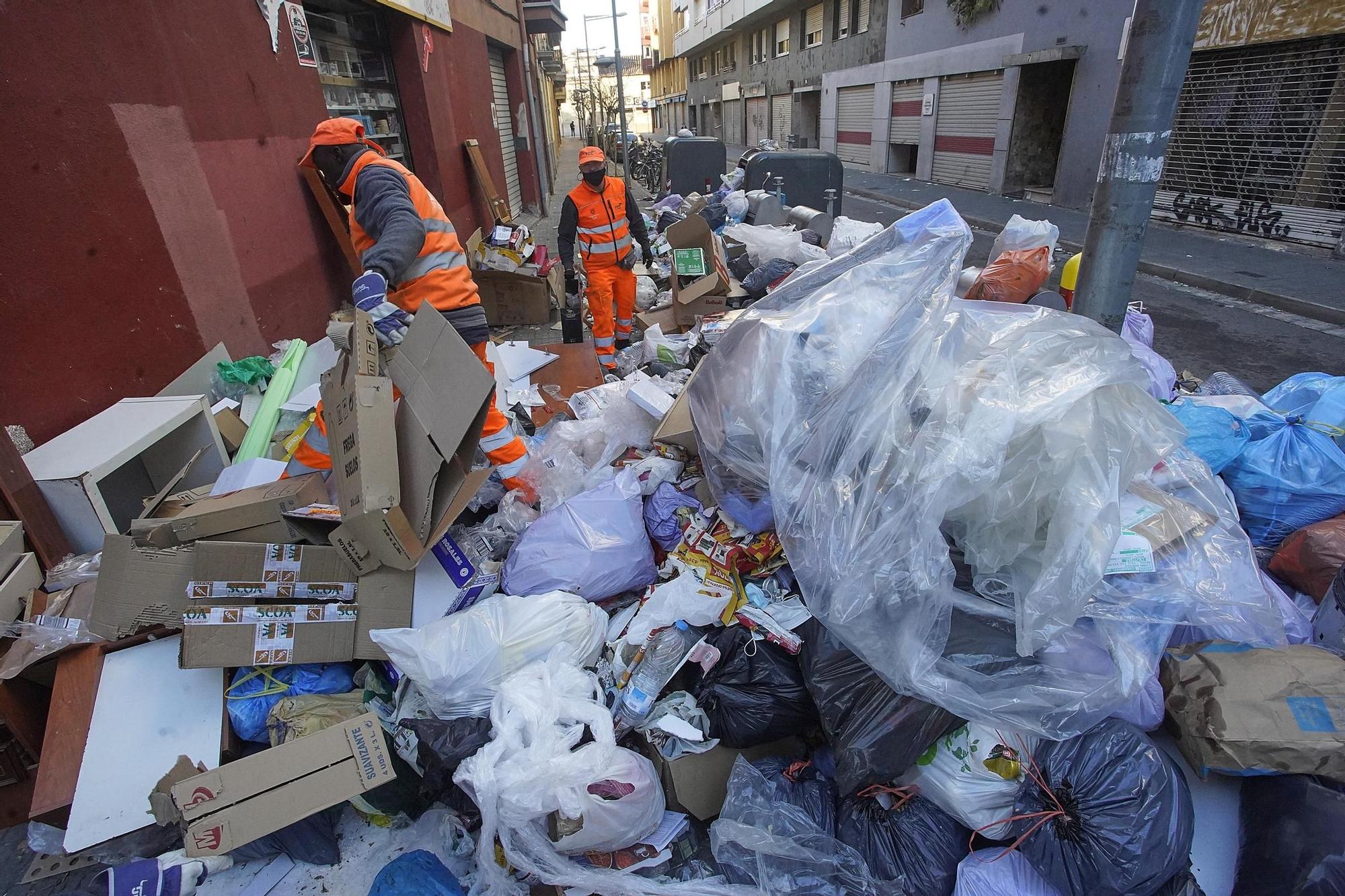 La vaga s’eternitza a Salt després de vint dies de deixalles al carrer