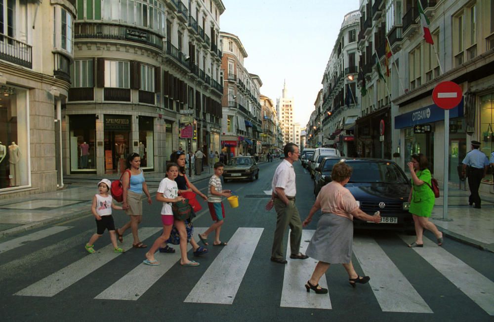 Así era, hace 20 años, la calle Larios, antes de la reurbanización del centro de la ciudad que llevó a su peatonalización en 2002.