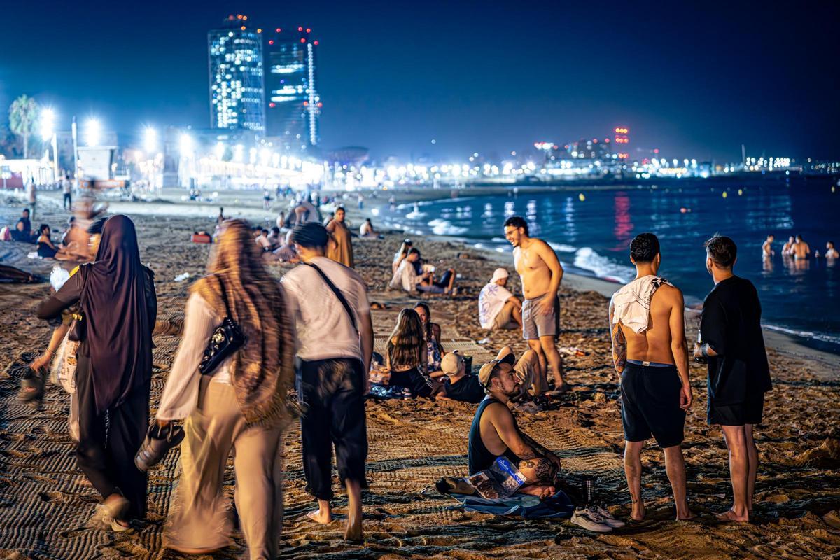 Refugio nocturno: Barcelona se refresca y descansa en sus playas durante las noches calurosas