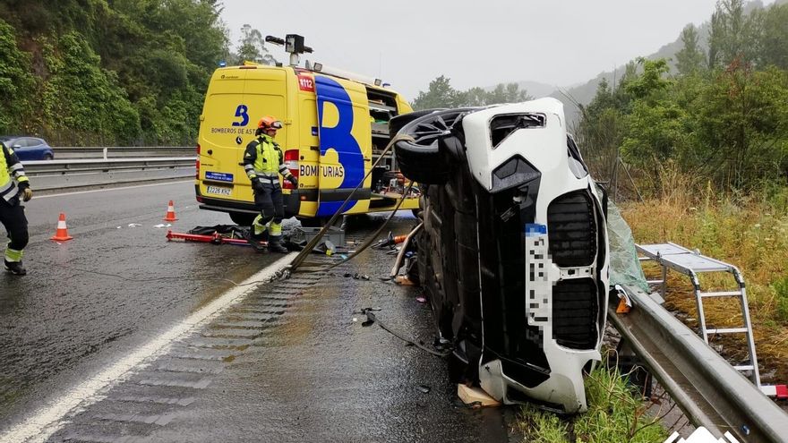 Muere una carreñense de 55 años y un hombre resulta herido grave al salirse de la calzada en la autovía A-66, a la altura de Ribera de Arriba