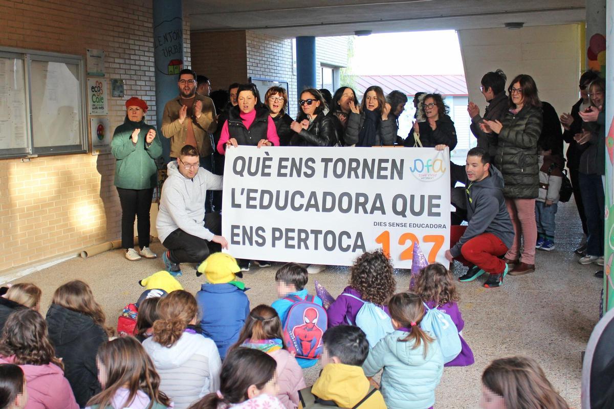 Los padres del CEIP Lluís Vives de Ontinyent vuelven a concentrarse por la falta de una educadora