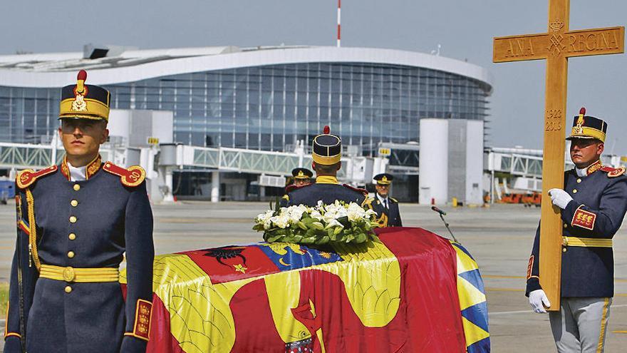 Llegada del ataúd de Ana de Rumanía al aeropuerto de Otopeni.