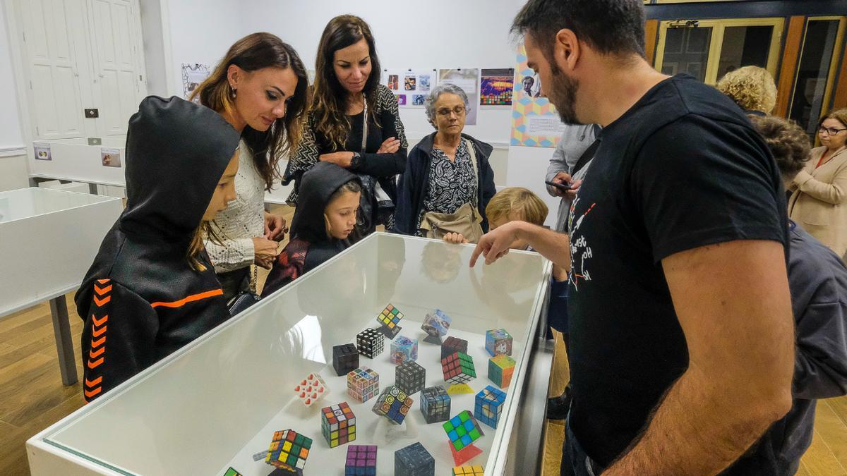 Exposición por los 50 años del cubo de Rubik en la Biblioteca Insular