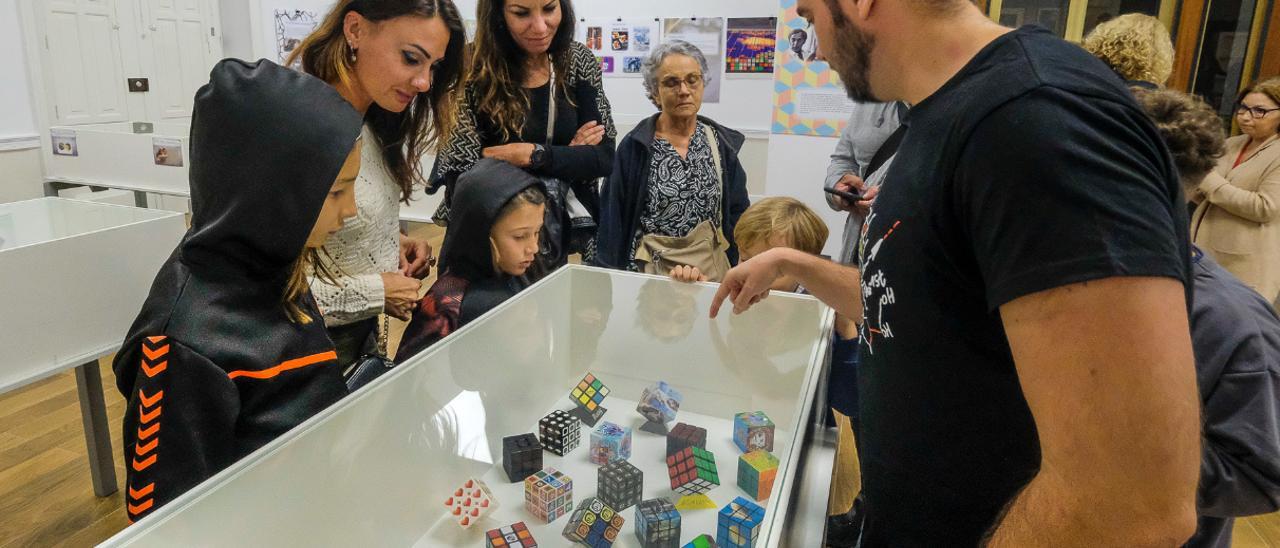 Exposición por los 50 años del cubo de Rubik en la Biblioteca Insular