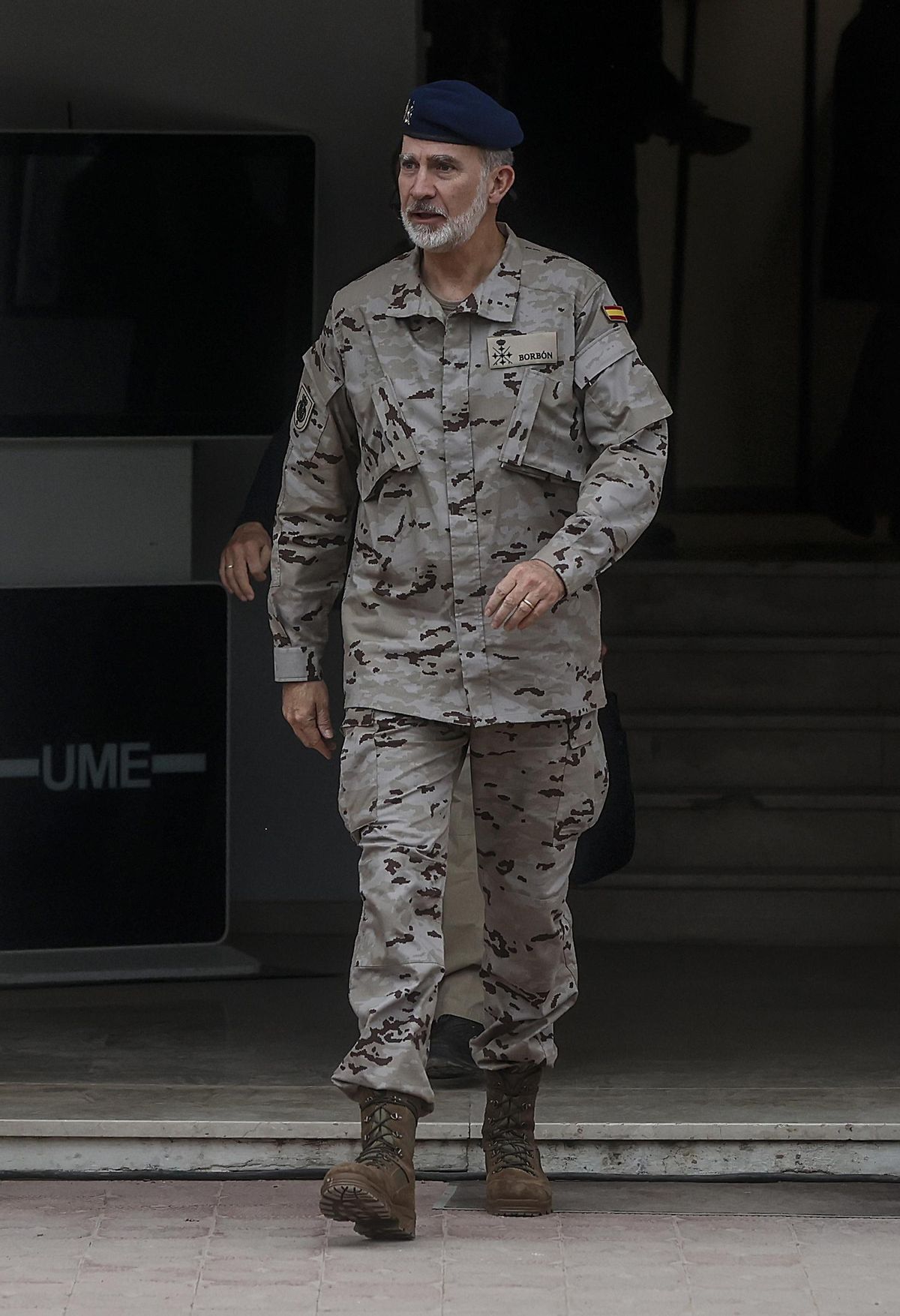 Felipe VI visita las unidades militares desplegadas en Valencia a consecuencia de la DANA