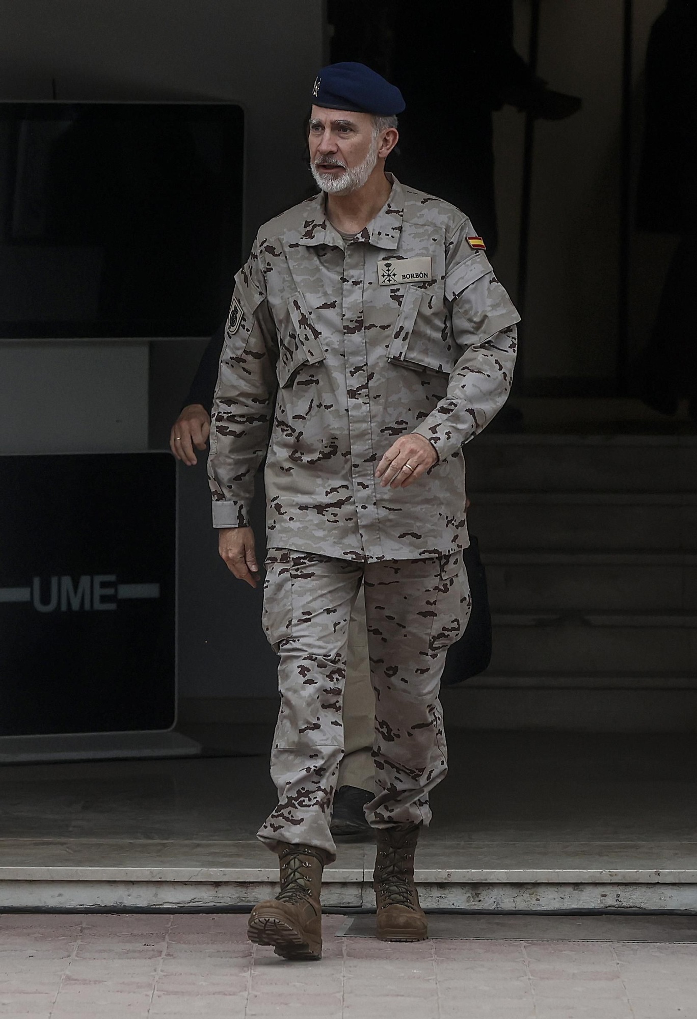 Felipe VI visita las unidades militares desplegadas en Valencia a consecuencia de la DANA