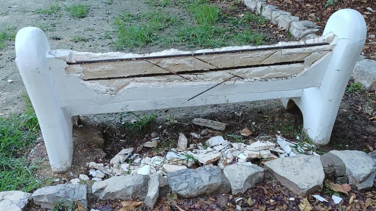 Banco del parque de l&#039;Alquenència destrozado