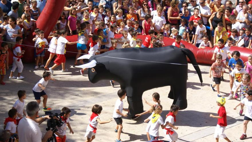 Los niños viven la tradición en la villa arrocera