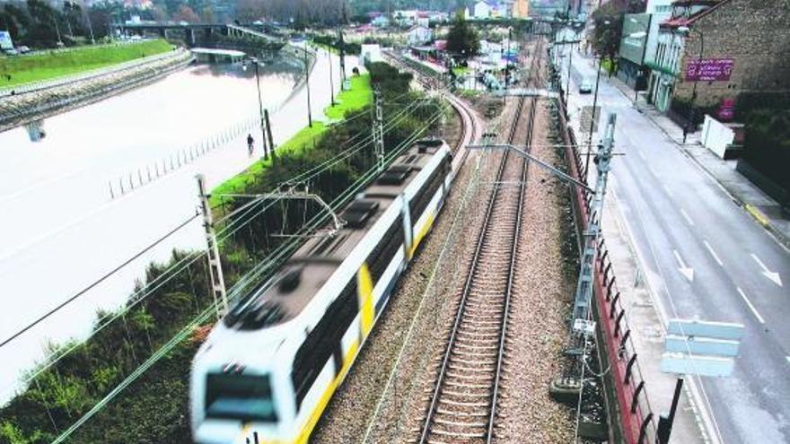 Un tren de Feve, ayer, a su paso por la ciudad a la altura de la «grapa».