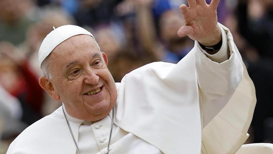 Las sobrecogedoras imágenes de los cardenales escoltando el ataúd del papa Francisco