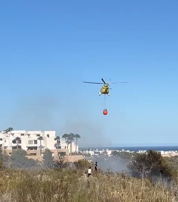 Incendio entre Las Ramblas y Campoamor en Orihuela Costa