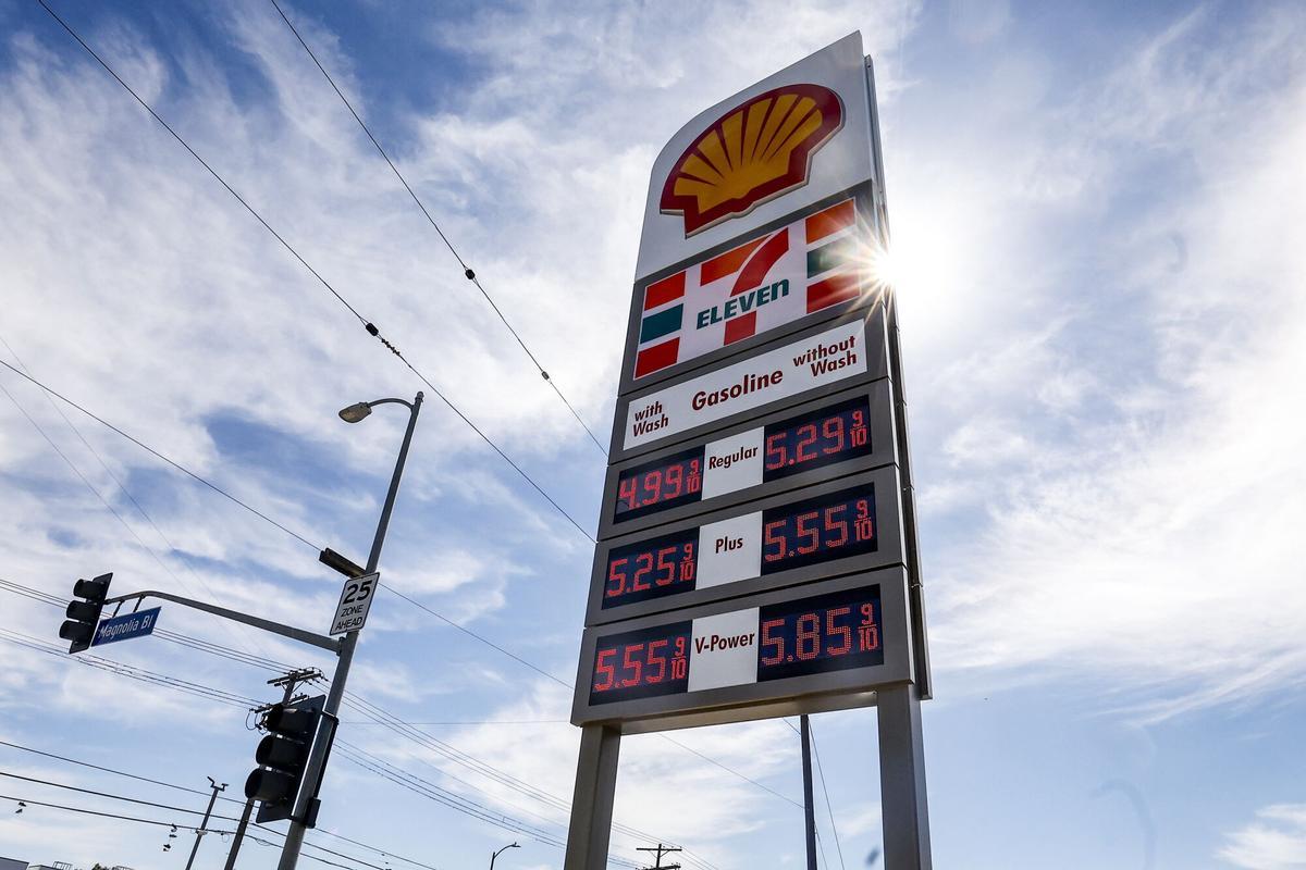 LOS ANGELES (United States), 03/03/2026.- A gas price sign shows a rise to over 5 dollars a gallon at a Shell gas station in Los Angeles, California, USA, 03 March 2026. The average price per gallon jumped 11 cents overnight in the USA due to conflict in the Middle East delaying shipments of oil and gas in the Persian Gulf. EFE/EPA/CHRIS TORRES