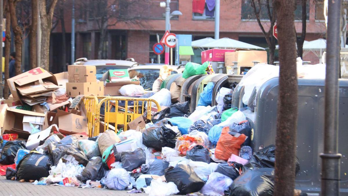 La brossa encara s’acumulava ahir en alguns carrers de Salt