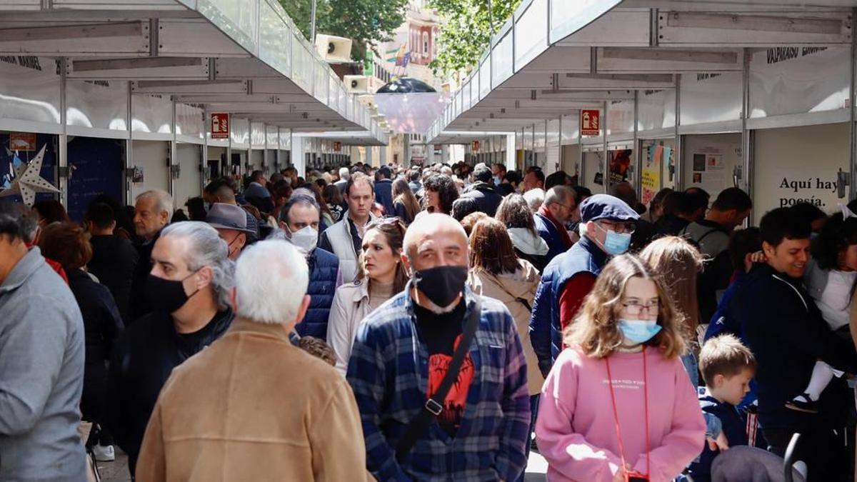 Imagen de archivo de público en la Feria del Libro de 2022.