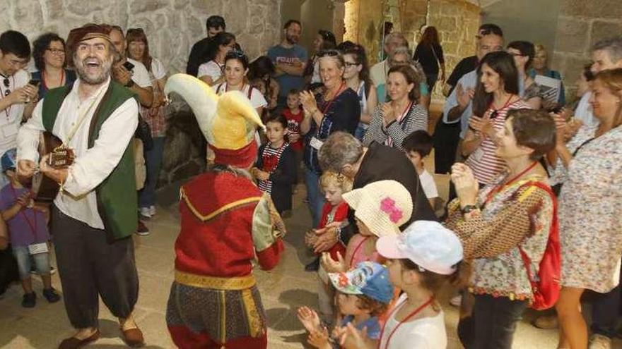 Un grupo de personas disfruta de las visitas teatralizadas en el castillo de Soutomaior. // A. Villar