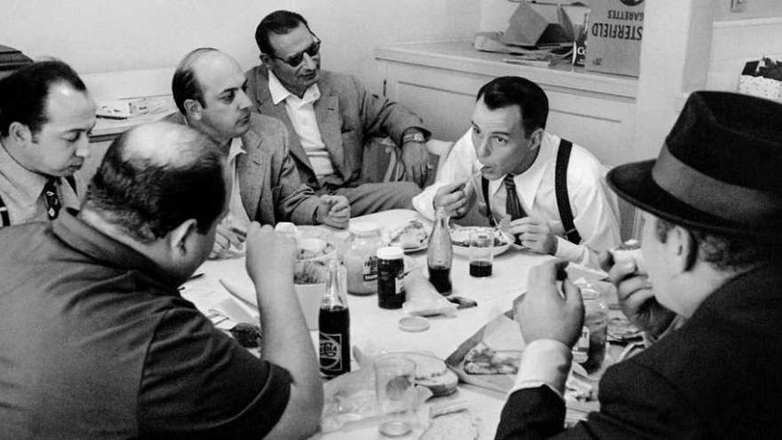 Frank Sinatra almorzando durante el rodaje de &#039;Ellos y ellas&#039;, en una imagen de Phil Stern en 1955.