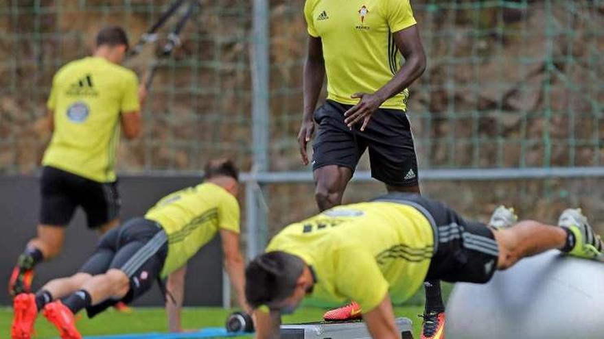 Pione Sisto, en un entrenamiento en A Madroa. // Marta G. Brea