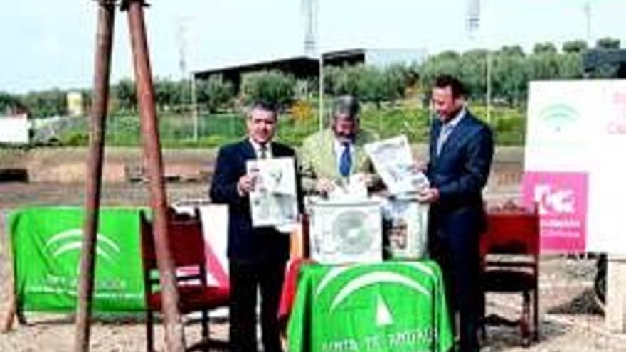 El césped artificial luce ya en el campo de fútbol de Aguilar