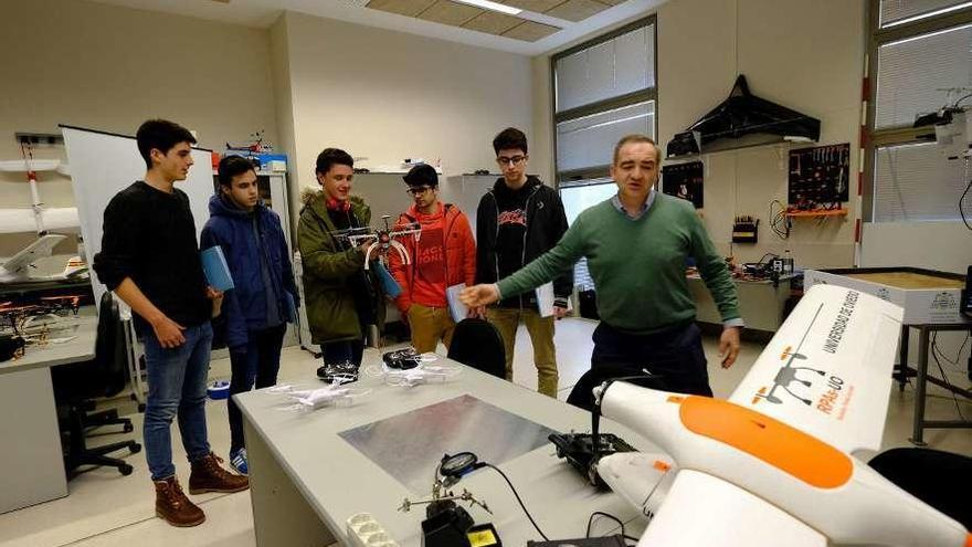 Estudiantes en unas jornadas en el campus de Mieres, en el área de los drones.