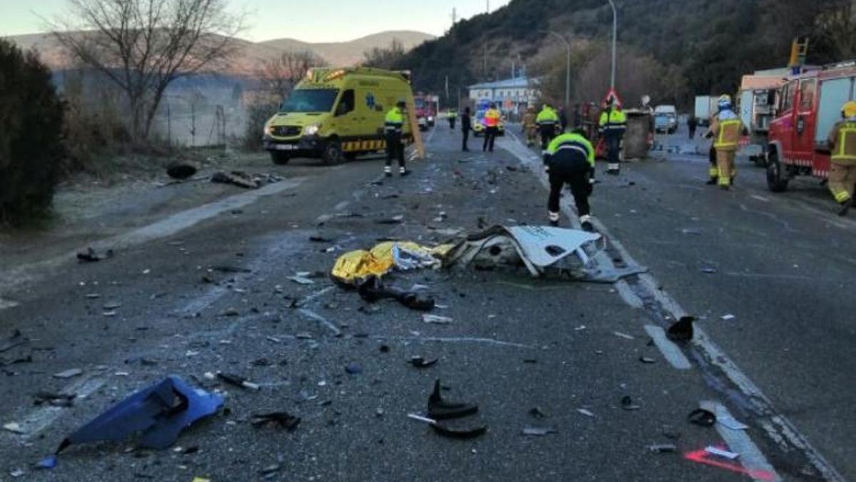 Els serveis d'emergències treballant en l'accident que ha tingut lloc a la Seu d'Urgell
