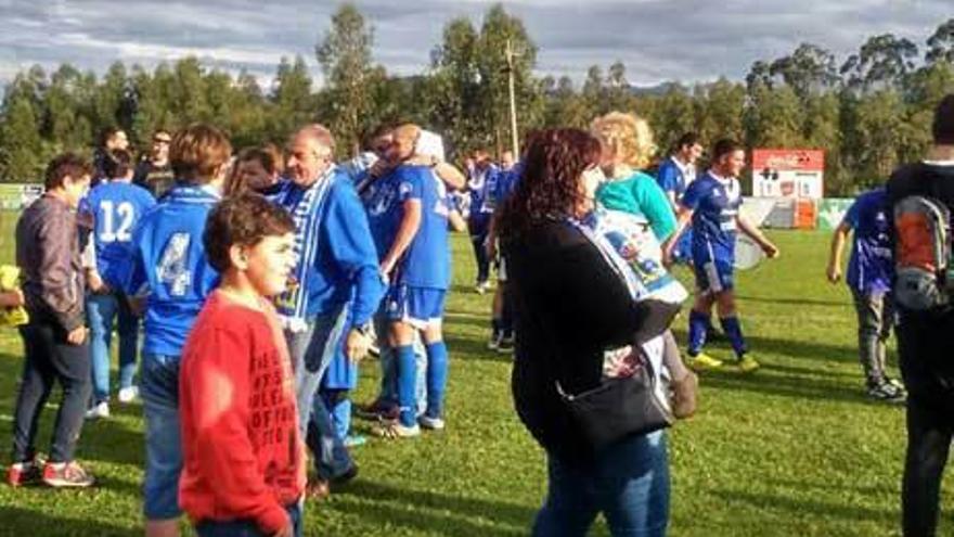El público felicita a los jugadores tras el encuentro ante el Pumarín.