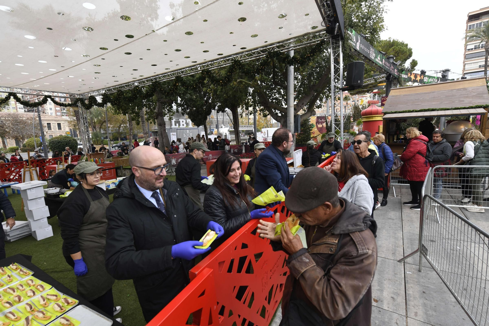 Reparto de pasteles de carne y marineras en la Plaza Circular de Murcia