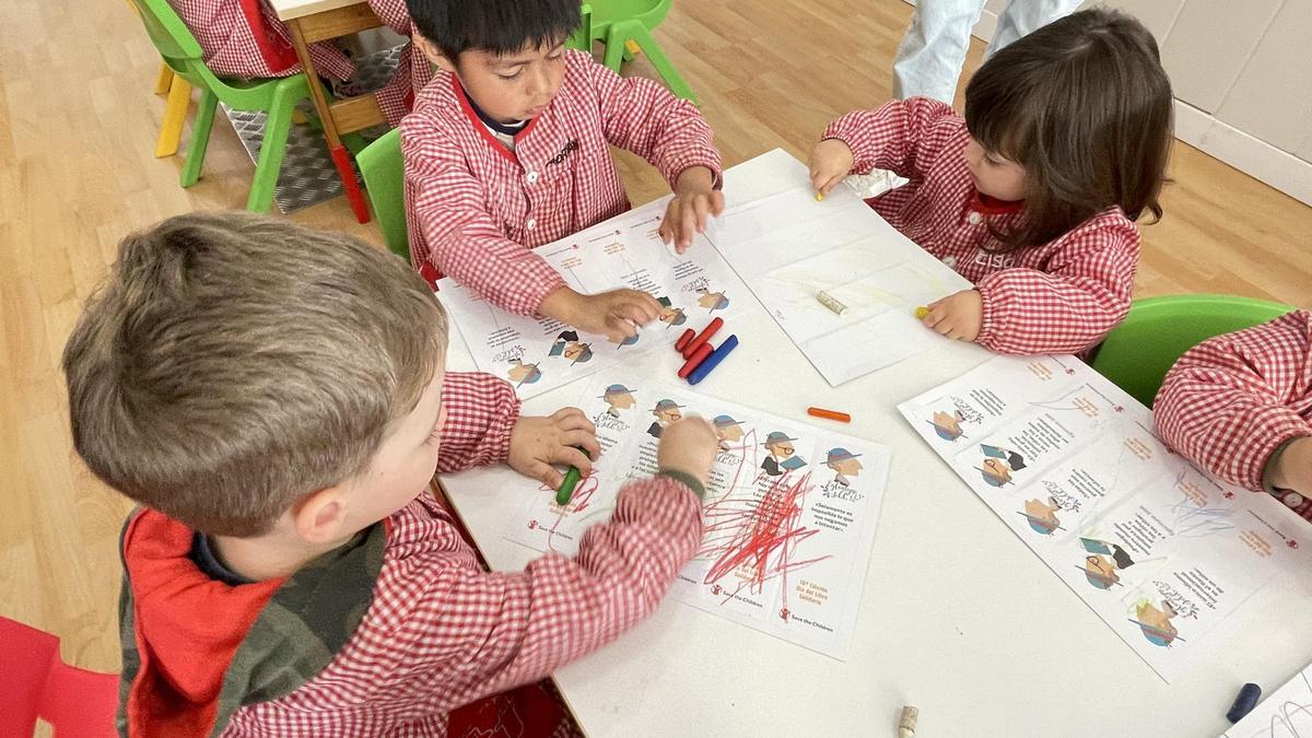 Alumnat de l’ Escola Infantil Titelles, fent l’activitat.