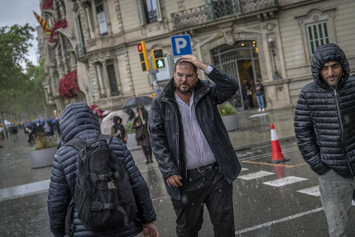 La previa de la fiesta de Sant Jordi, pasada por agua