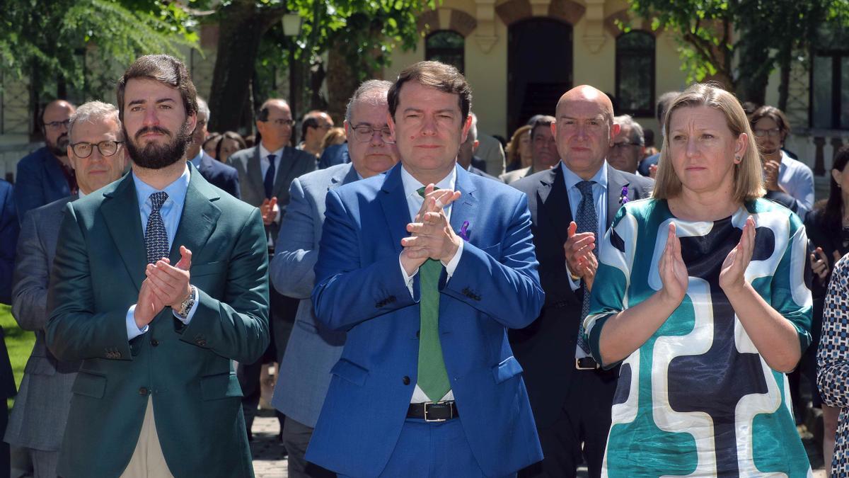 Desde la izquierda, el vicepresidente Gallardo, el presidente Mañueco y la consejera Isabel Blanco, durante el minuto de silencio en recuerdo de la mujer asesinada en Soria.