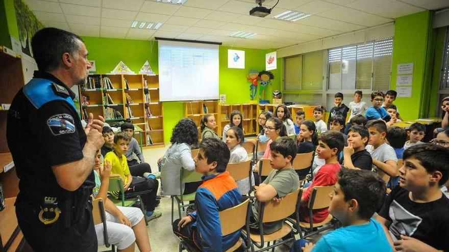 Alumnos del colegio Julio Camba que ayer participaron en las clases de seguridad vial. // Iñaki Abella