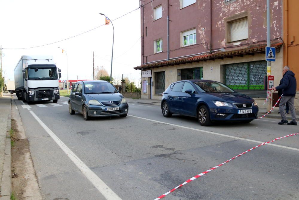 Moment en què els manifestants han obert l'accés a la C-31 a Verges